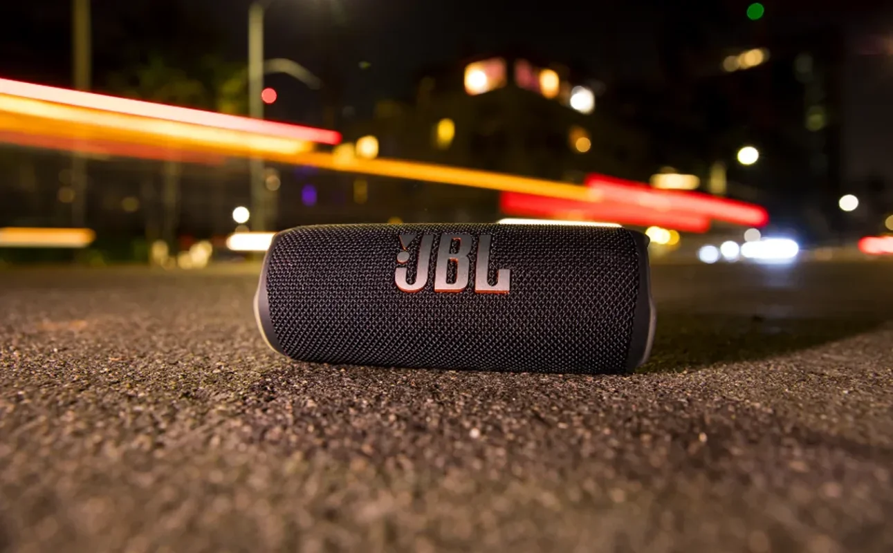 JBL Flip 6 Portable Wireless Speaker, Up to 12 Hours, IP67, Black – JBLFLIP6BLKAM - Image 4