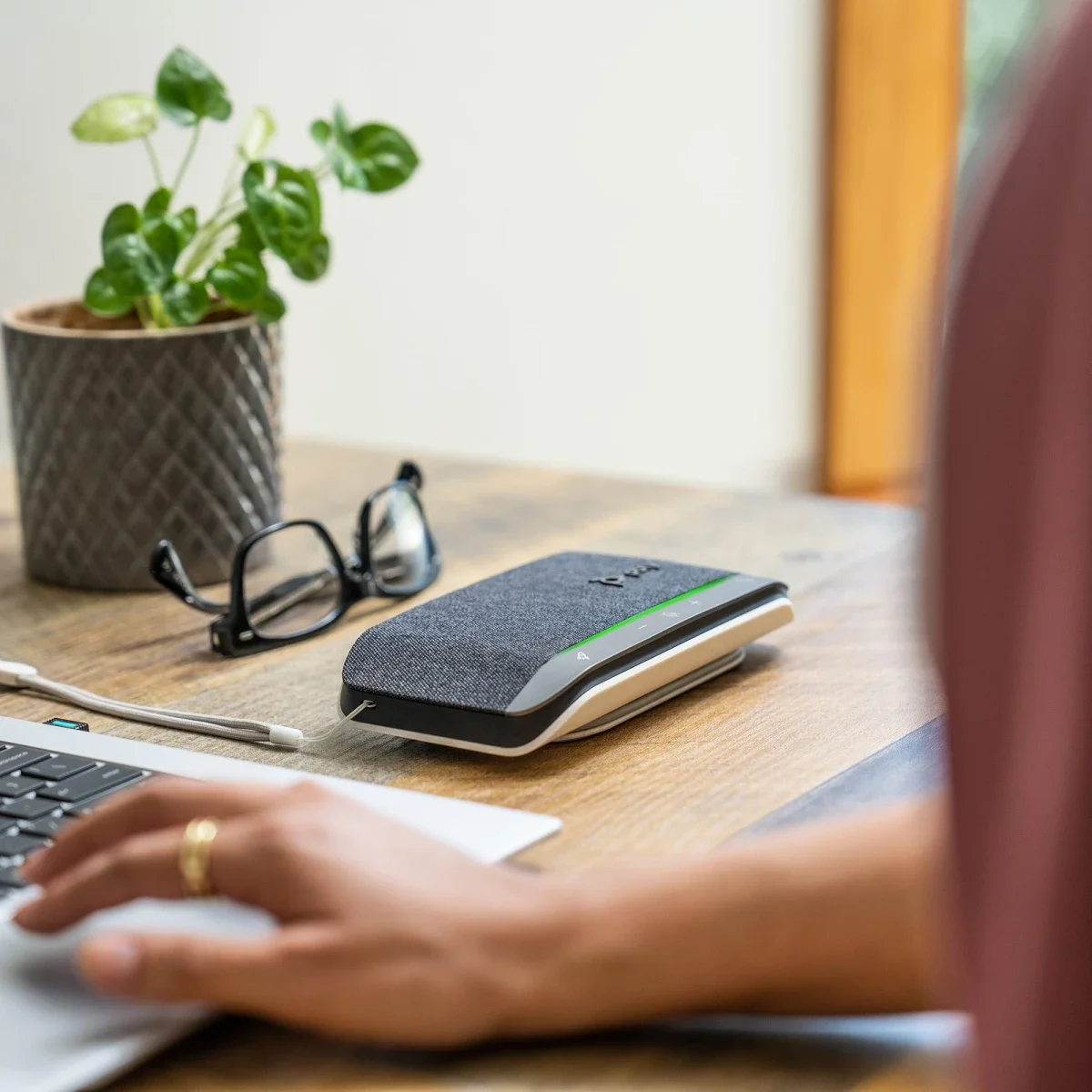 مكبر صوت للمكالمات Poly Sync 20-M محمول بتقنية Bluetooth مع محول USB-C إلى USB-A - Image 6