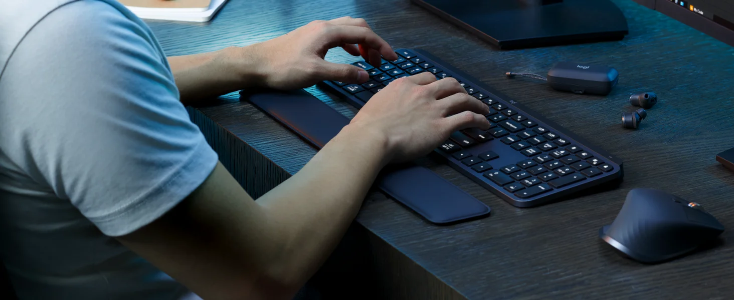 طقم كيبورد وماوس Logitech MX Keys S Combo مع MX Master 3S لاسلكي، مسند راحة، إضاءة ذكية، بلوتوث، USB-C، عربي/إنجليزي، جرافيت - Image 14