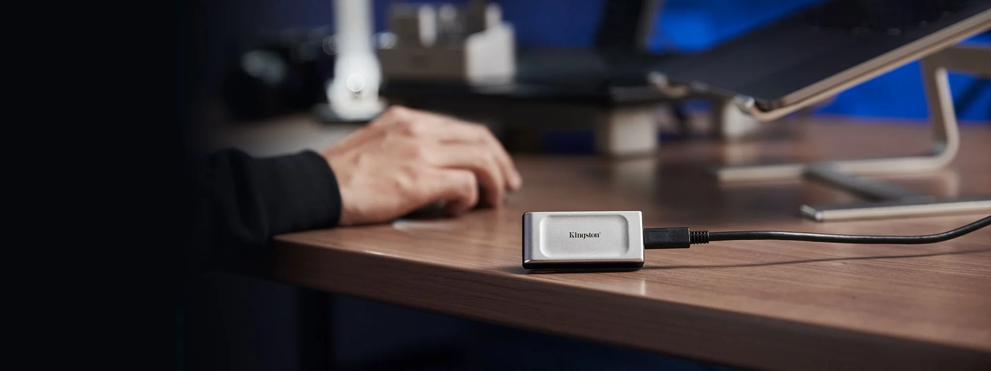 هارديسك خارجي محمول تصميم صغير بحجم الجيب سعة SSD Kingston XS2000 - 4TB - Image 2