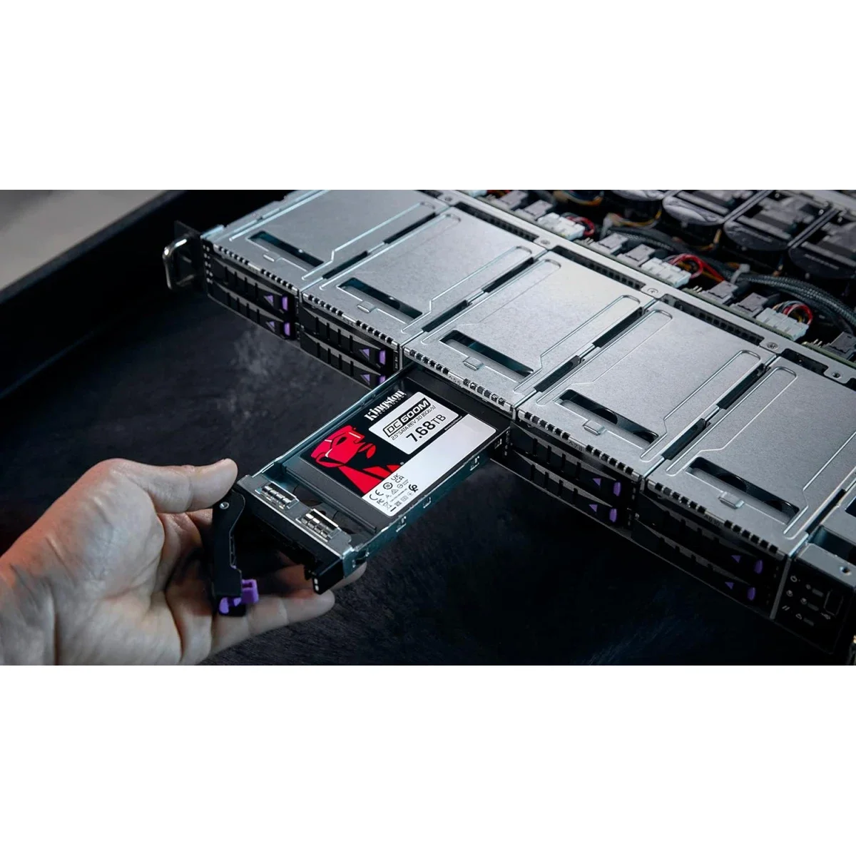 وحدة تخزين SSD احترافية Kingston DC600M بسعة 7.68TB مقاس 2.5 إنش SATA - Image 2