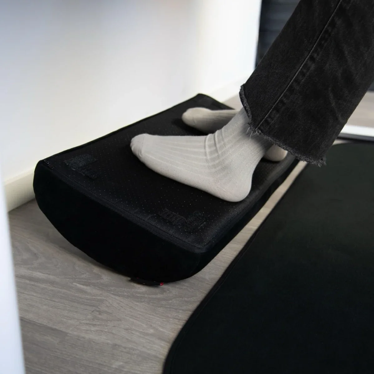 Arozzi Under-Desk Memory Foam Footrest, Black - Image 4