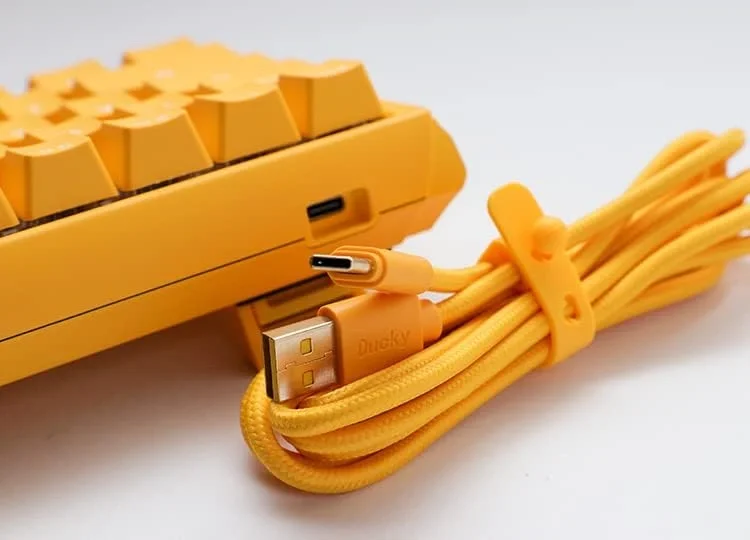 كيبورد ألعاب ميكانيكي مضيء Ducky One 3 SF Yellow Mini 60% QUACK  - Thumbnail 3