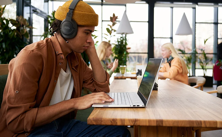 سماعات رأس JBL Tune 770NC لاسلكية فوق الأذن، بلوتوث 5.3، عزل ضوضاء، 70 ساعة، أبيض - Thumbnail 10