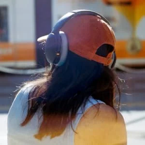 سماعات رأس Skullcandy Crusher Evo لاسلكية بتقنية Bluetooth فوق الأذن وباس حسي وبطارية حتى 40 ساعة - Chill Grey - Thumbnail 10
