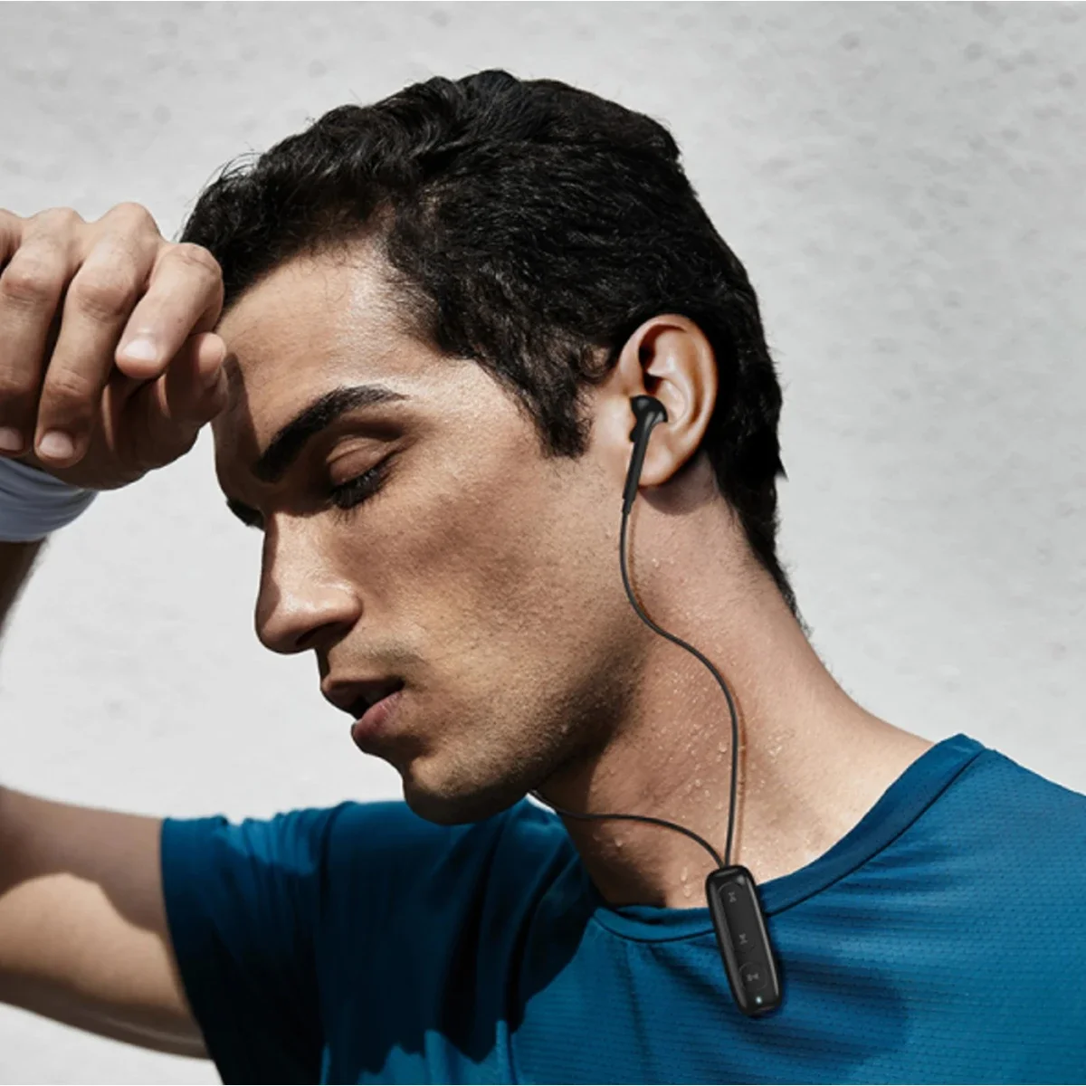 WIWU BE313 Bluetooth Wired Sports Earphones with Magnetic Clip, Mic & 11-Hour Battery - Black - Image 4