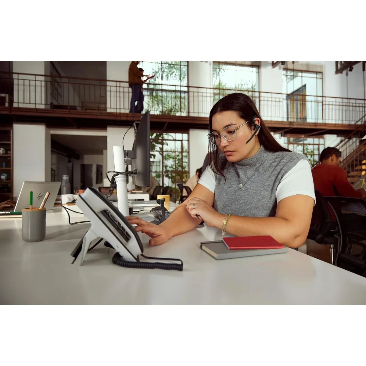 سماعة رأس لاسلكية Poly Voyager Legend 50 بتقنية Bluetooth مع 4 ميكروفونات لعزل الضوضاء - Image 2