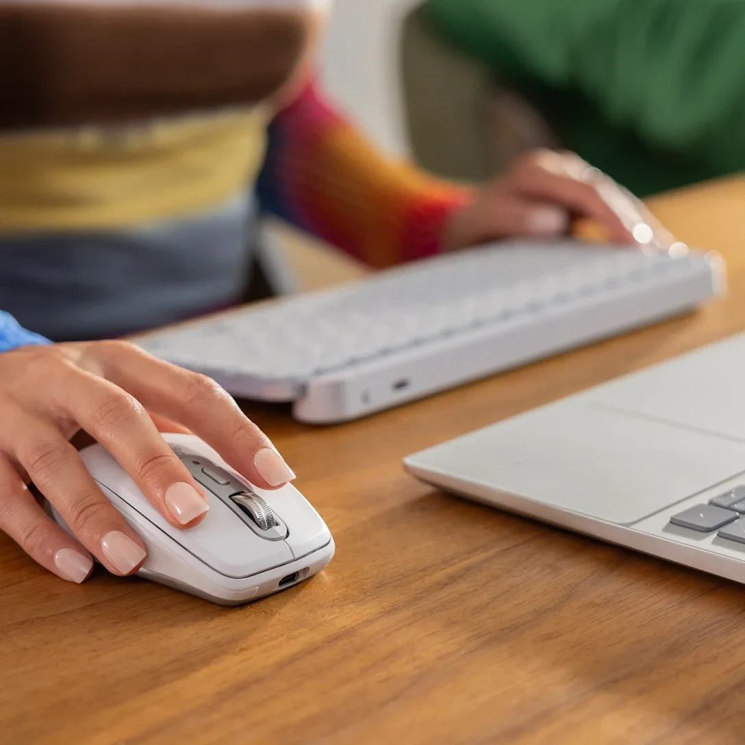 ماوس Logitech MX Anywhere 3S لاسلكي مدمج بتقنية Bluetooth بدقة 8000 DPI - Pale Grey - Thumbnail 6