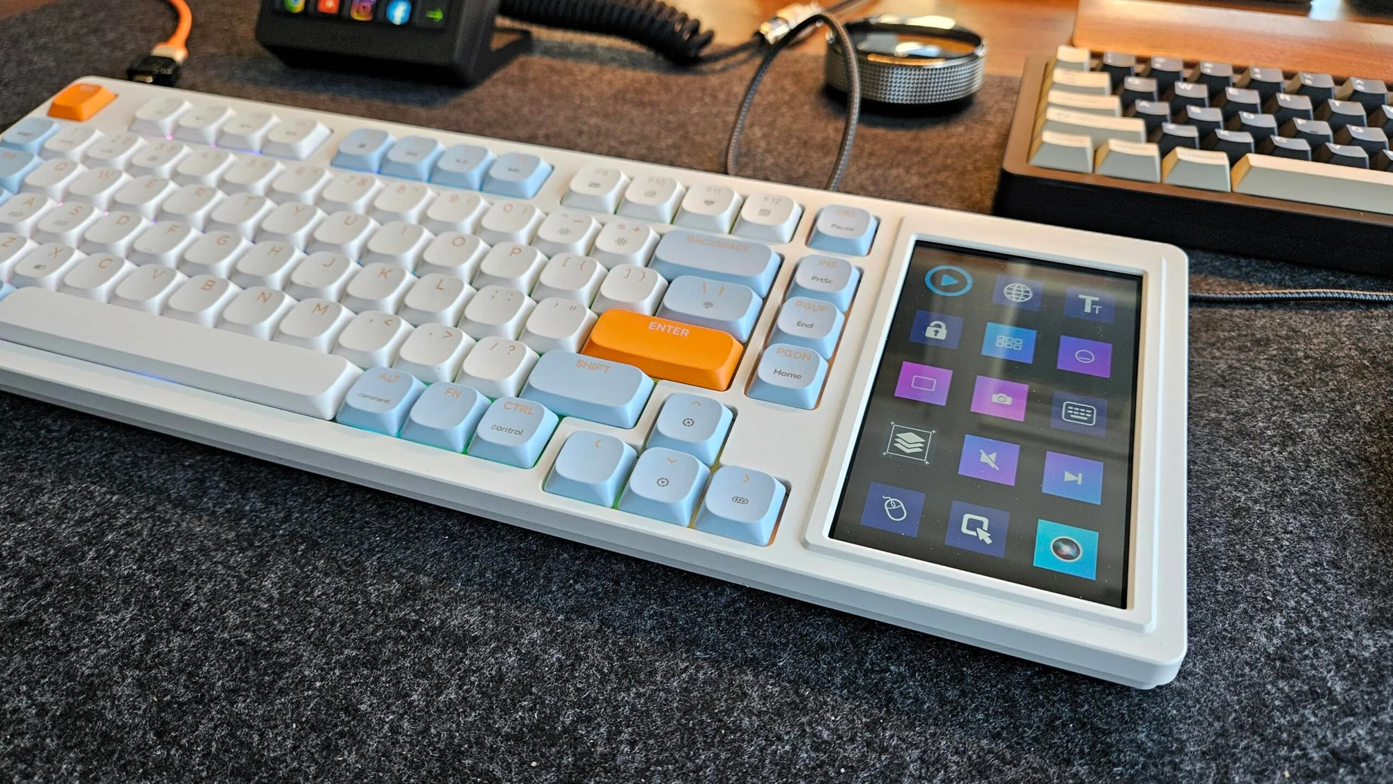 كيبورد AJAZZ AK815 ميكانيكي بشاشة وسويتشات بنية وإضاءة RGB – أزرق وأبيض وبرتقالي - Image 7