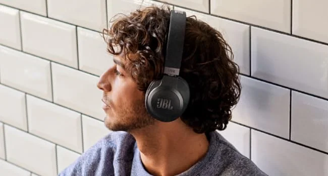 سماعات JBL Live 660NC لاسلكية فوق الأذن مع إلغاء الضوضاء التكيفي وBluetooth 5.0 وبطارية حتى 50 ساعة - أزرق - Thumbnail 10