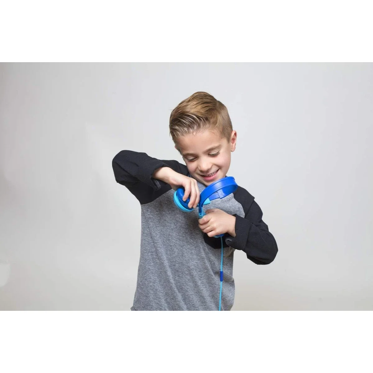 Motorola Squads 200 Kids Wired Headphones with 85 dB Safe Volume Limit, 3.5mm Aux, Blue - Thumbnail 4