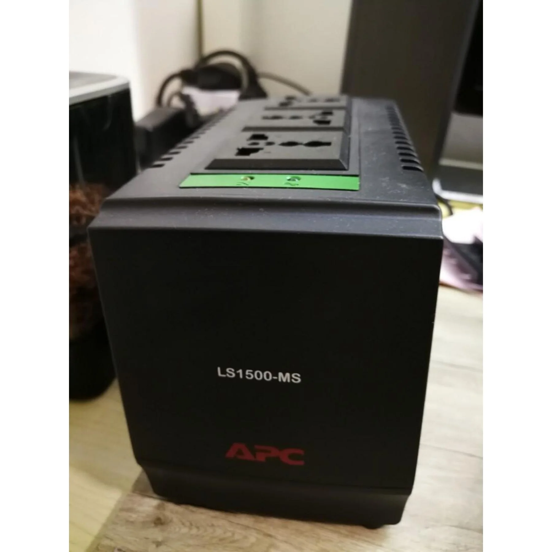 منظم جهد تلقائي APC Line-R بقدرة 1500VA و750W مع 3 مقابس عالمية، 230V، أسود - Thumbnail 9