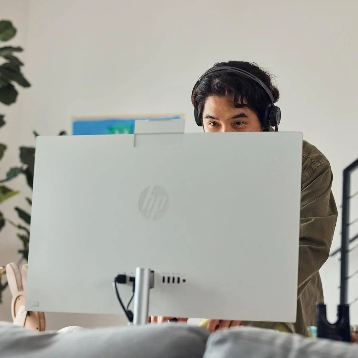 كمبيوتر الكل في واحد HP 24-cr1044ne مقاس 23.8 إنش، Core Ultra 5 125U، رام 8GB، SSD 512GB، شاشة FHD IPS - Image 6