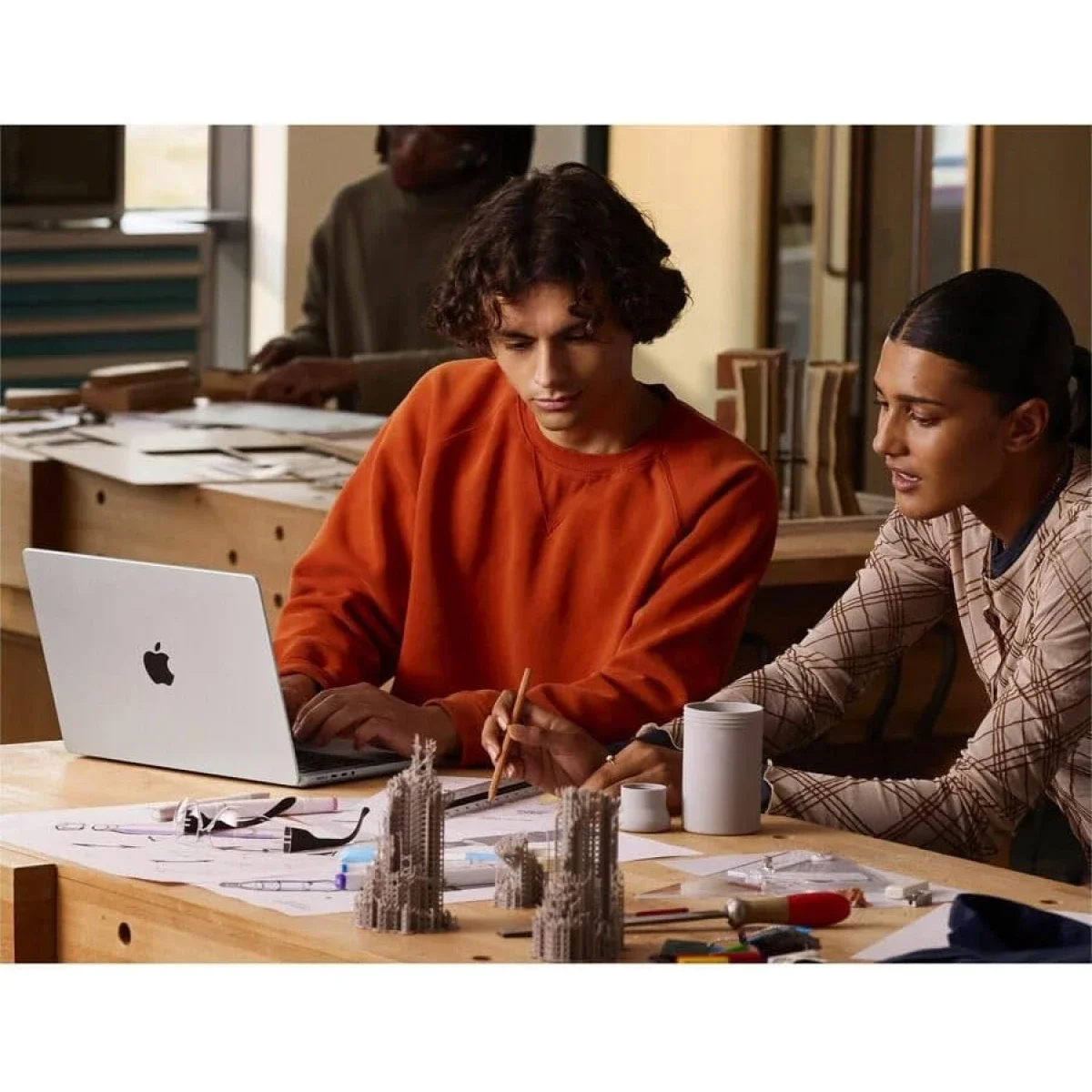 لابتوب Apple MacBook Pro 14 (2026) M5 Pro سعة 2TB وذاكرة 24GB بمعالج 15 نواة ورسوميات 16 نواة 120Hz لون Black - Image 2