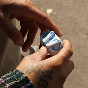 سماعات أذن لاسلكية بالكامل مستدامة Skullcandy EcoBuds بتقنية Bluetooth حتى 8 ساعات، أزرق جليدي - Image 8