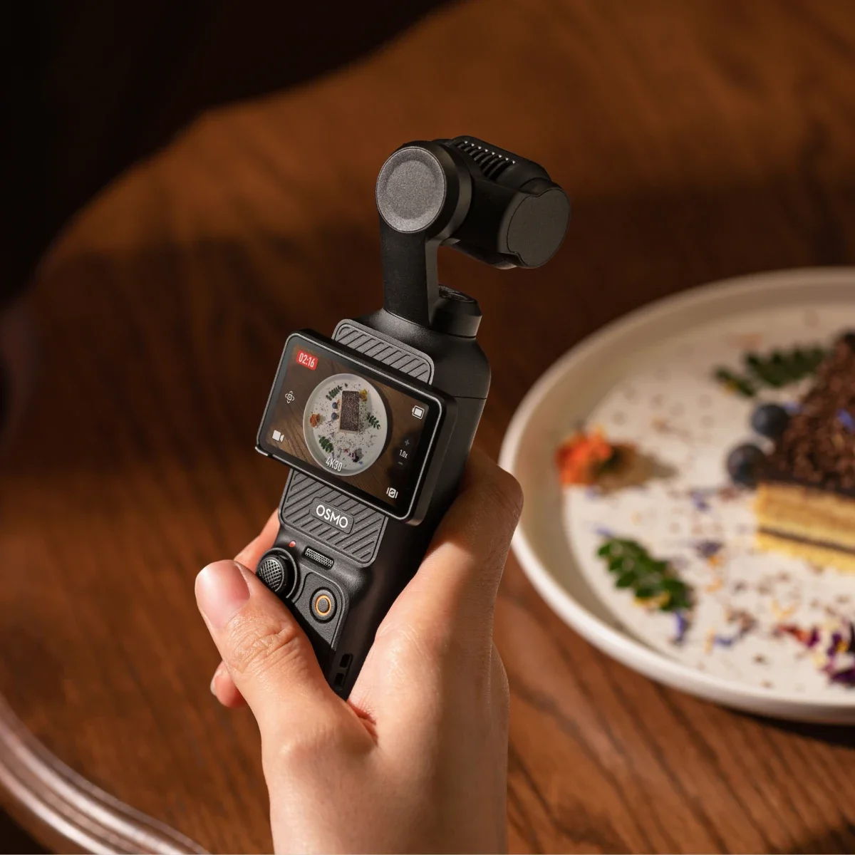 كاميرا جيمبال DJI Osmo Pocket 3 Creator Combo بدقة 4K ومستشعر CMOS بحجم 1 إنش مع Mic 2 - Thumbnail 8