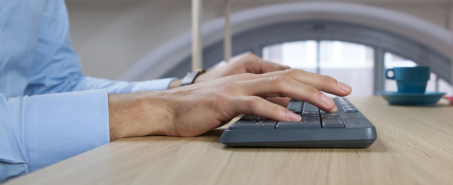 مجموعة لوحة مفاتيح وفأرة لاسلكية Logitech MK235 بتخطيط عربي/إنجليزي، أسود - Image 9